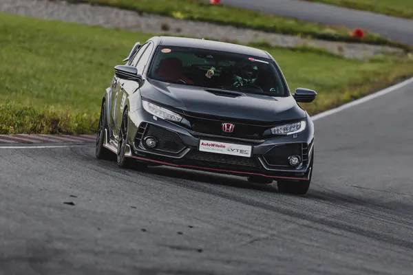 Grafitowa Honda Civic Type R wchodząca w zakręt na torze podczas Time Attack